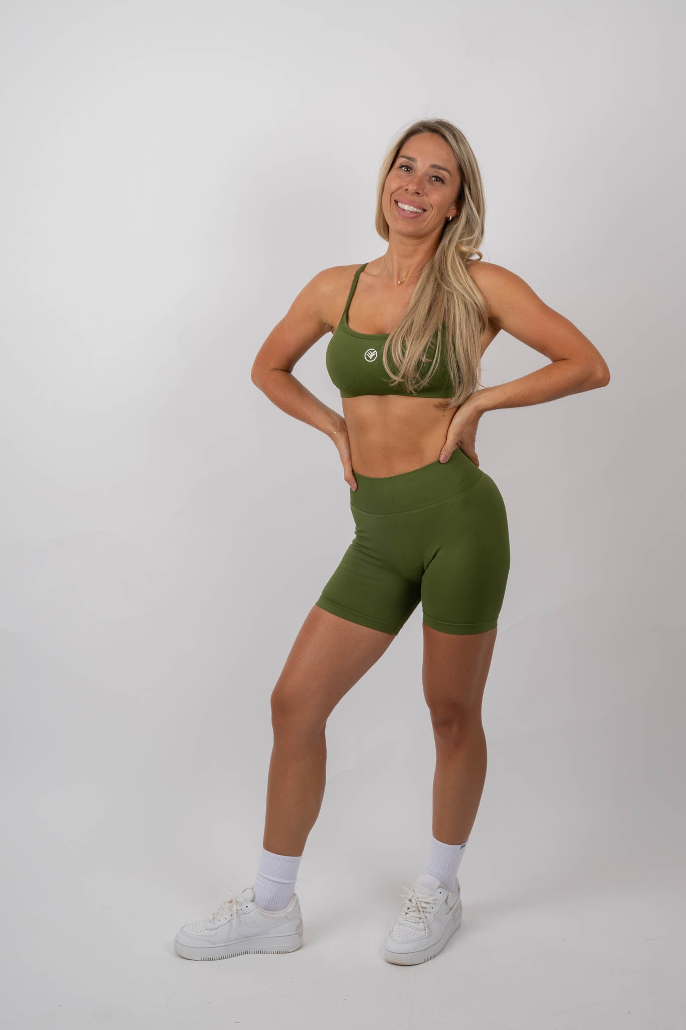 seamless performance bra & training shorts set