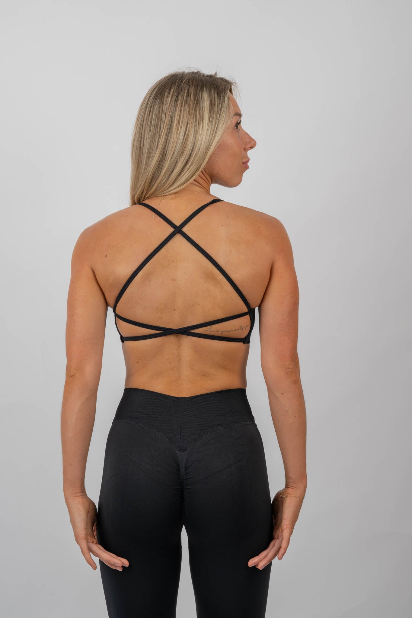 seamless cross-back bra & high-waisted leggings