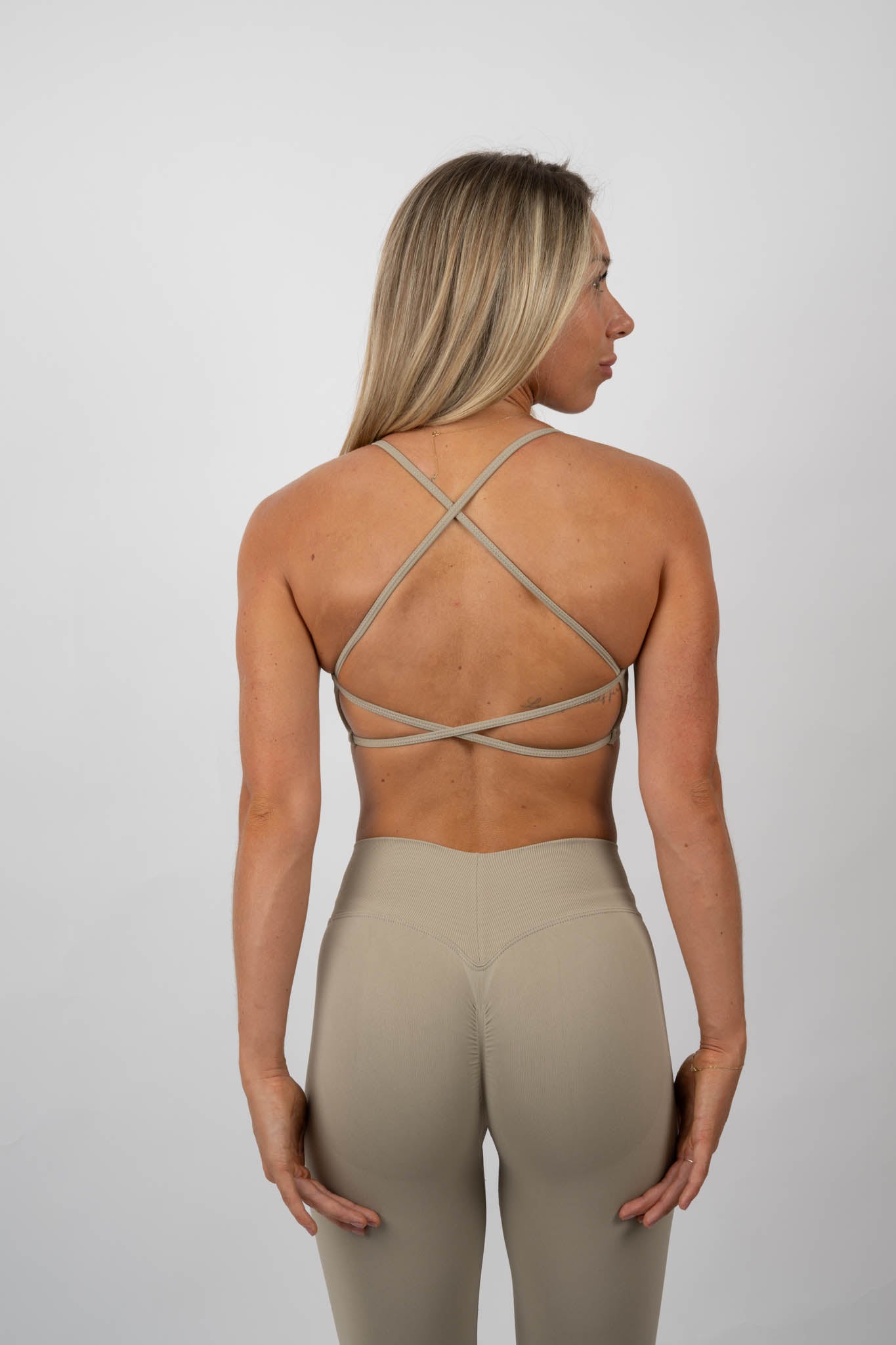 seamless cross-back bra & high-waisted leggings